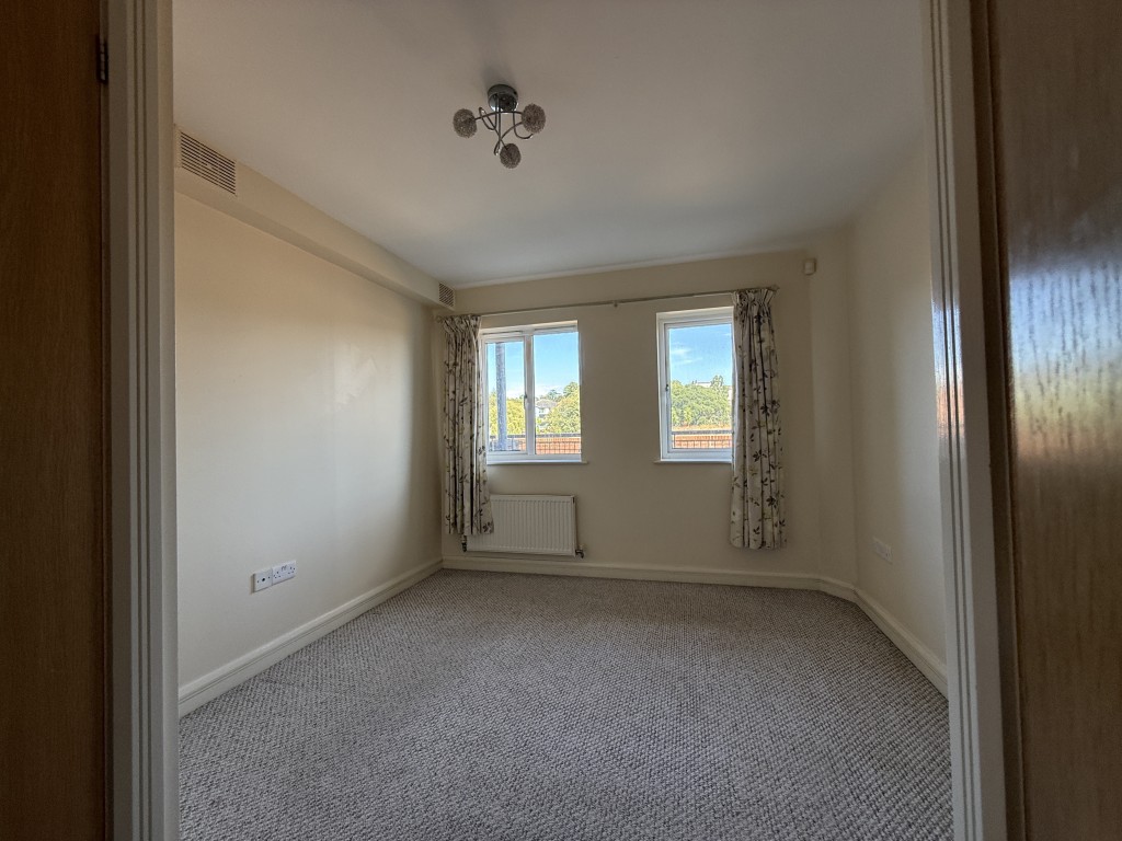 Lot: 187 - GROUND FLOOR APARTMENT IN GATED COMPLEX - Double bedroom